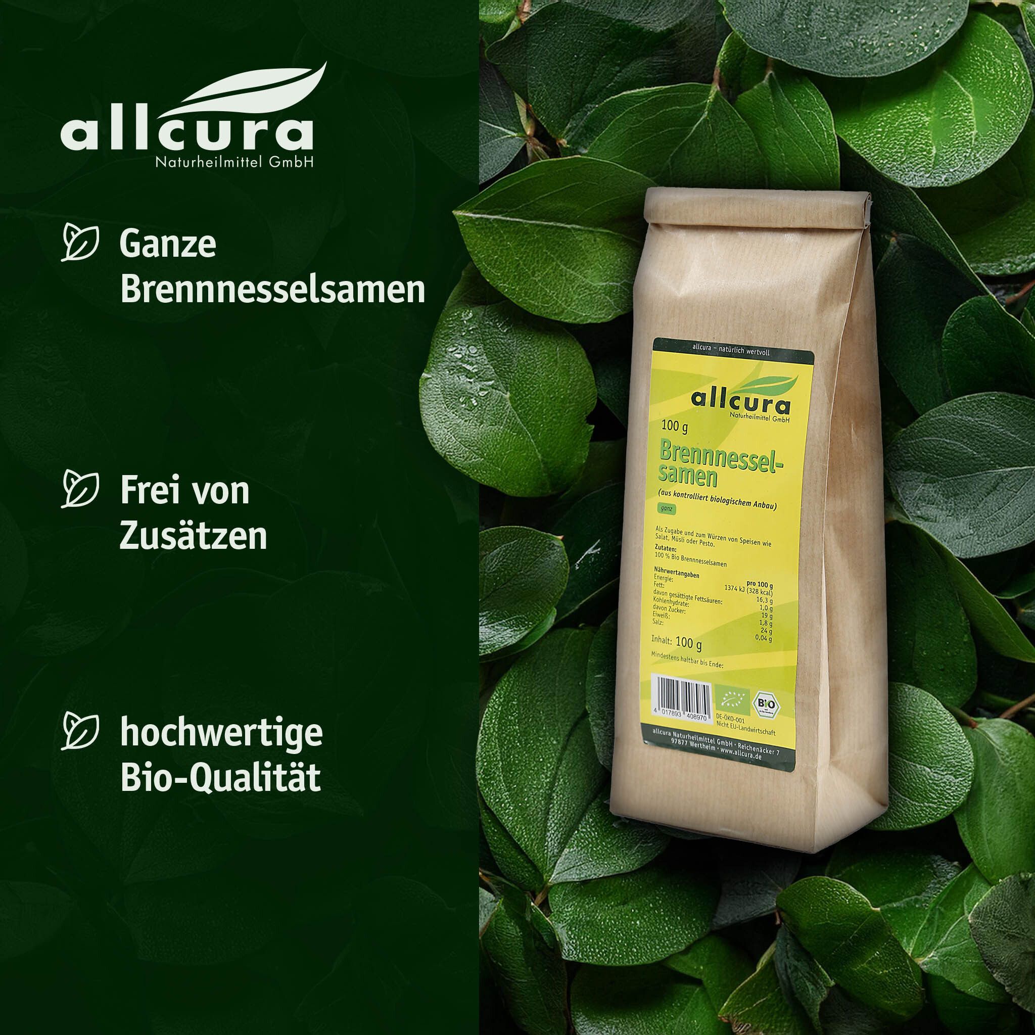 Braune Papiertüte mit grünem Etikett, umgeben von grünen Blättern. Aufschrift: allcura Brennnesselsamen Bio. Bio-Siegel.