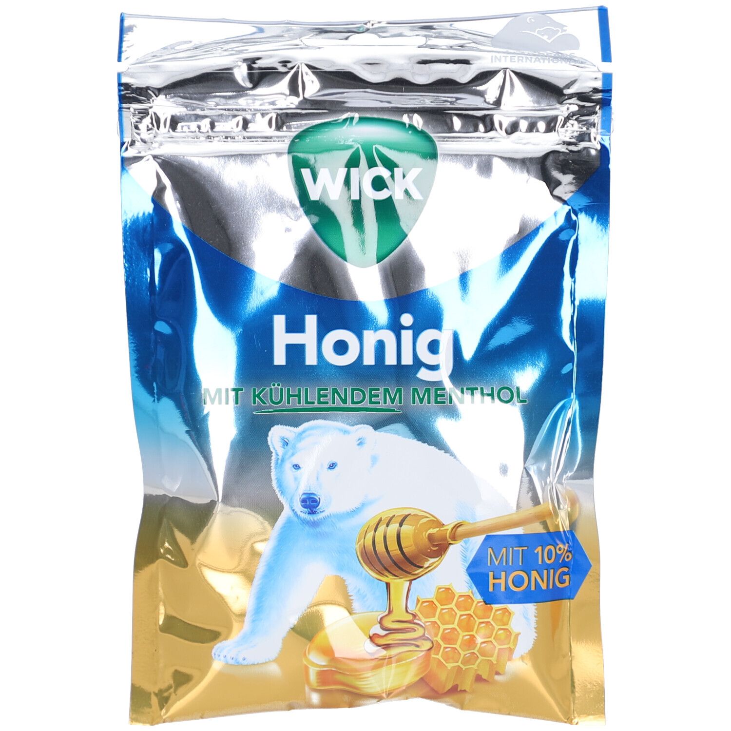 Verpackung mit WICK Honig Hustenbonbons. Silberne Folie mit blauem Design. Eisbär mit Honigwabe und Löffel. Text: Honig, Menthol.