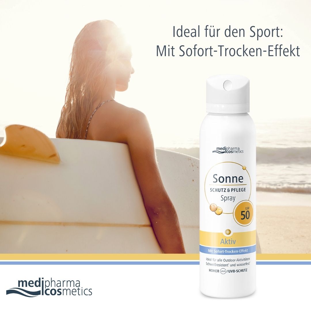 Sonne Schutz & Pflege Spray LSF 50. Frau mit Surfbrett am Strand. Produktflasche im Vordergrund.