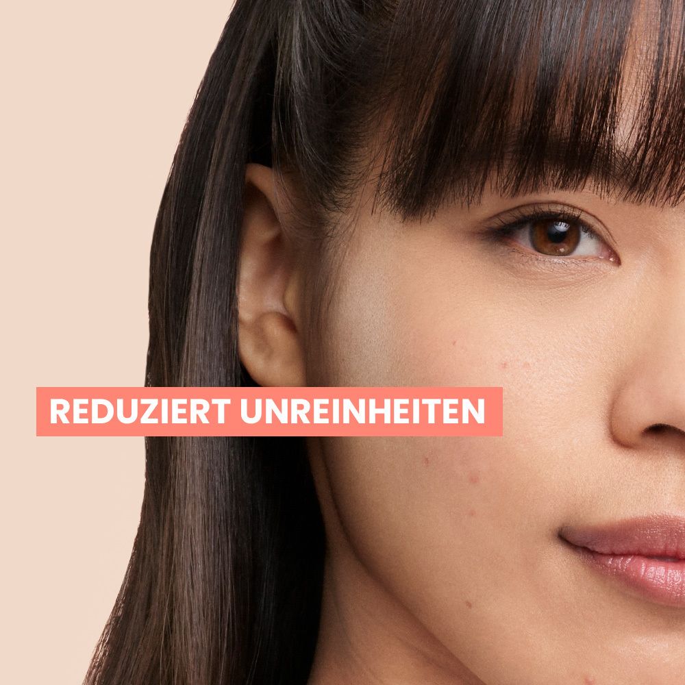 Nahaufnahme eines Gesichts. Text: Reduziert Unreinheiten.