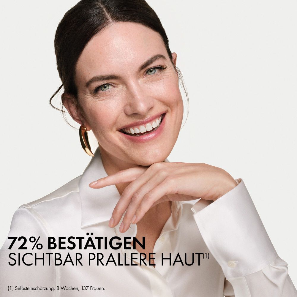 Frau lächelt. Text: 72% bestätigen sichtbar prallere Haut.