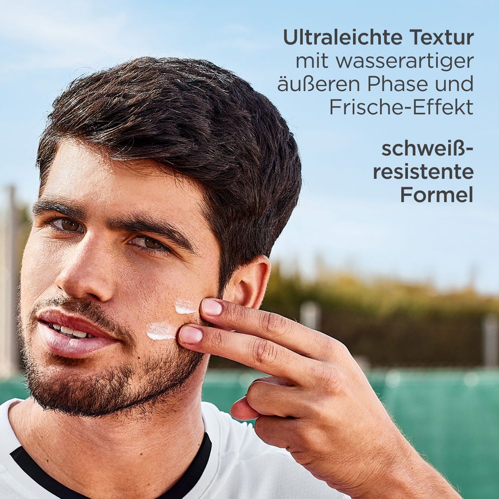 Mann trägt Sonnencreme auf. Text: Ultraleichte Textur, schweißresistente Formel.