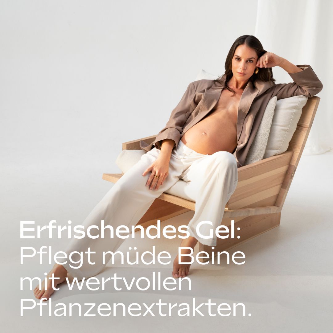 Schwangere Frau sitzt auf einem Holzstuhl. Text: Erfrischendes Gel: Pflegt müde Beine.