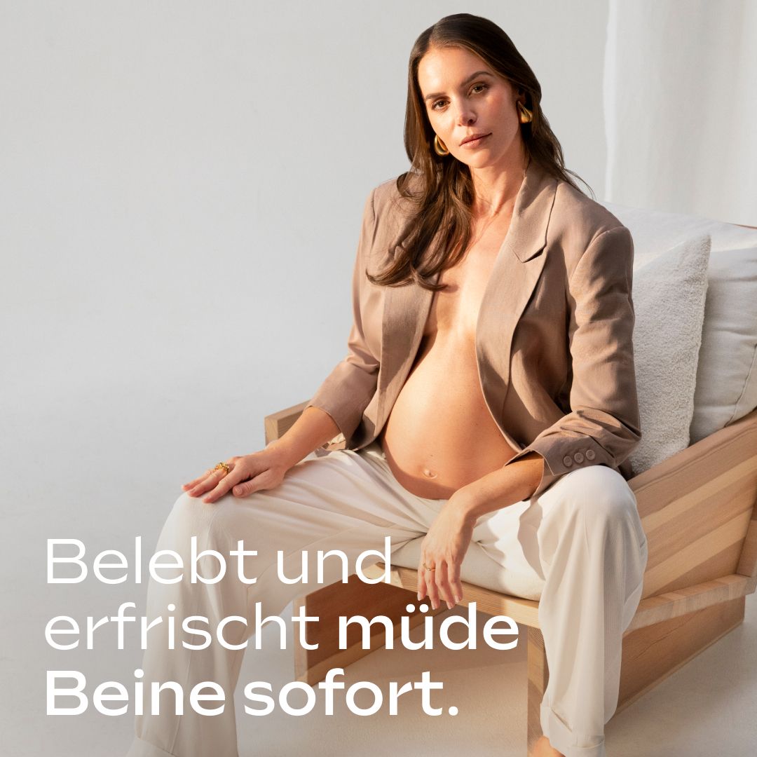 Schwangere Frau sitzt auf einem Holzstuhl. Text: Belebt und erfrischt müde Beine sofort.