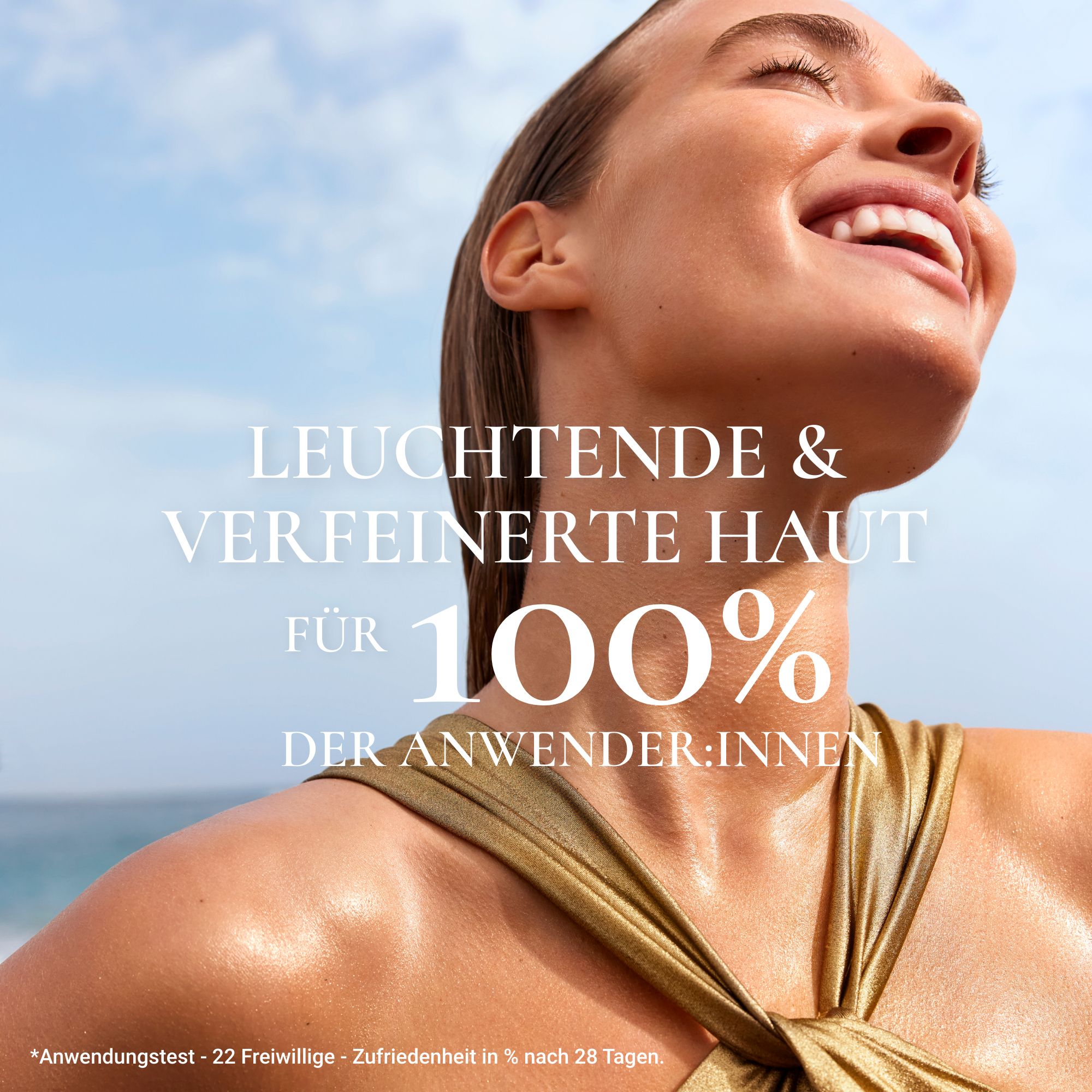 Werbung mit Frau, die strahlt. Text: Leuchtende & verfeinerte Haut für 100% der Anwender:innen.
