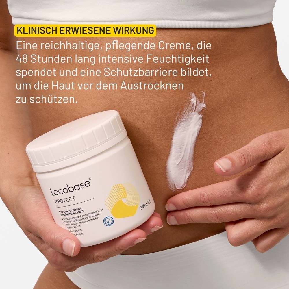 Person hält Dose Locobase® Protect und Creme auf Bauch. Text: Klinisch erwiesene Wirkung. 48h Feuchtigkeit.