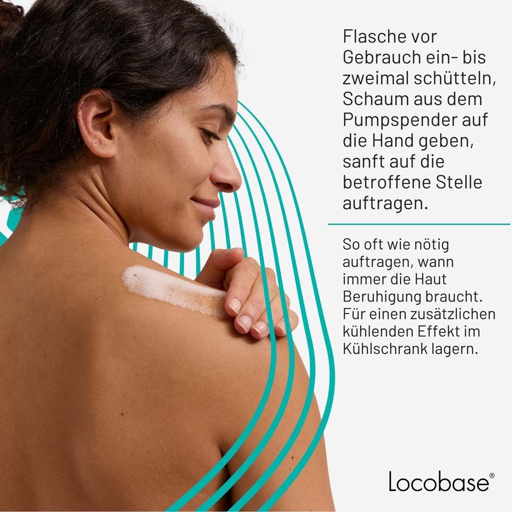 Person trägt Schaum auf den Rücken auf. Text: Flasche vor Gebrauch schütteln. Schaum auf die betroffene Stelle auftragen. Im Kühlschrank lagern.