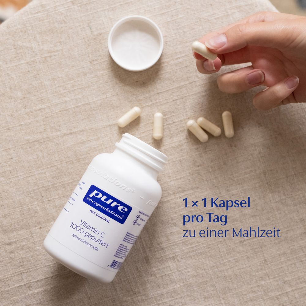 Weiße Flasche und Kapseln. Text: 1x1 Kapsel pro Tag zu einer Mahlzeit. Marke: pure encapsulations, Vitamin C 1000 gepuffert.