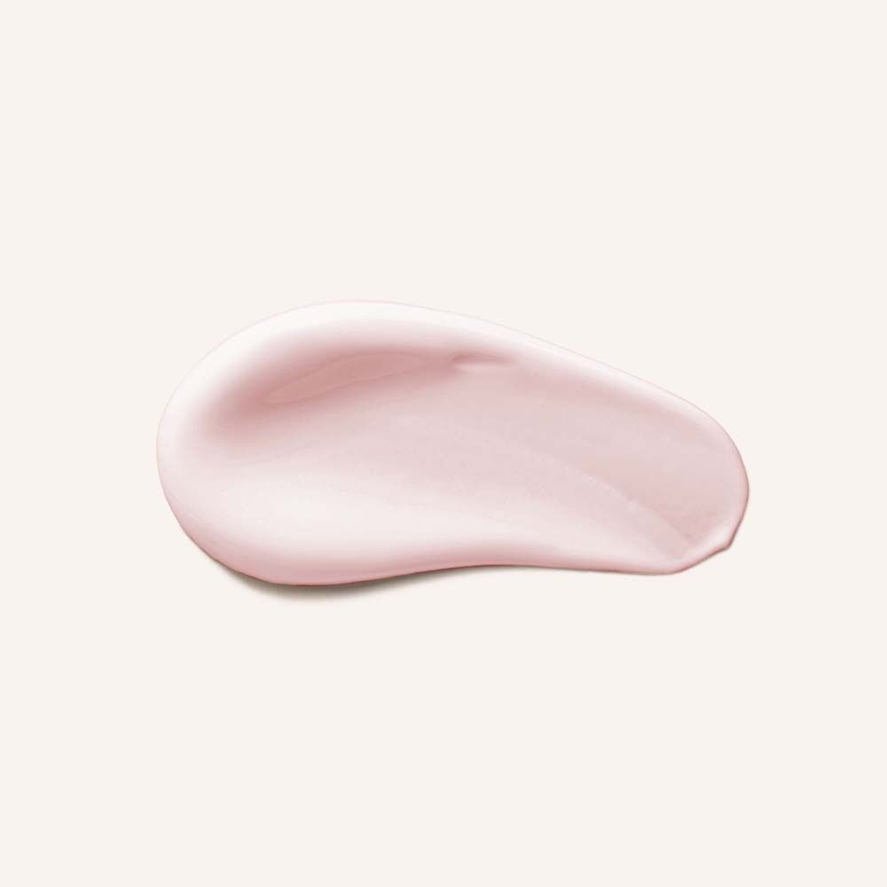 Rosa Conditioner-Strähne auf hellem Hintergrund. Cremige Textur, leicht glänzend.