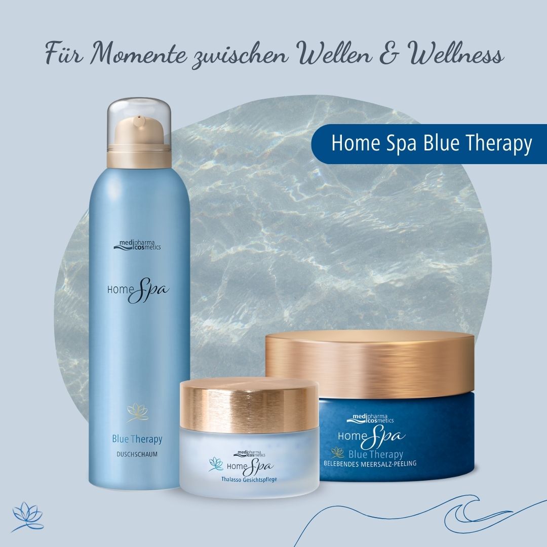 Drei Produkte: Blue Therapy Deepfoam, Creme-Gel und Peeling. Aufschrift: Home Spa Blue Therapy.