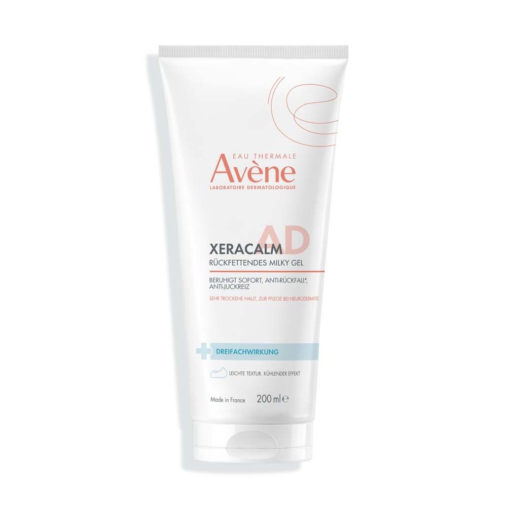 Weiße Tube mit Produkt. Aufschrift: Eau Thermale Avène, XeraCalm AD, rückfettendes Milky Gel. 200 ml.