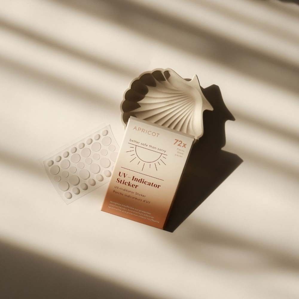 Verpackung mit UV-Indikator-Aufklebern und Aufkleberblatt. Marke APRICOT. 72 Stück. Auf weißer Oberfläche, Schatten.
