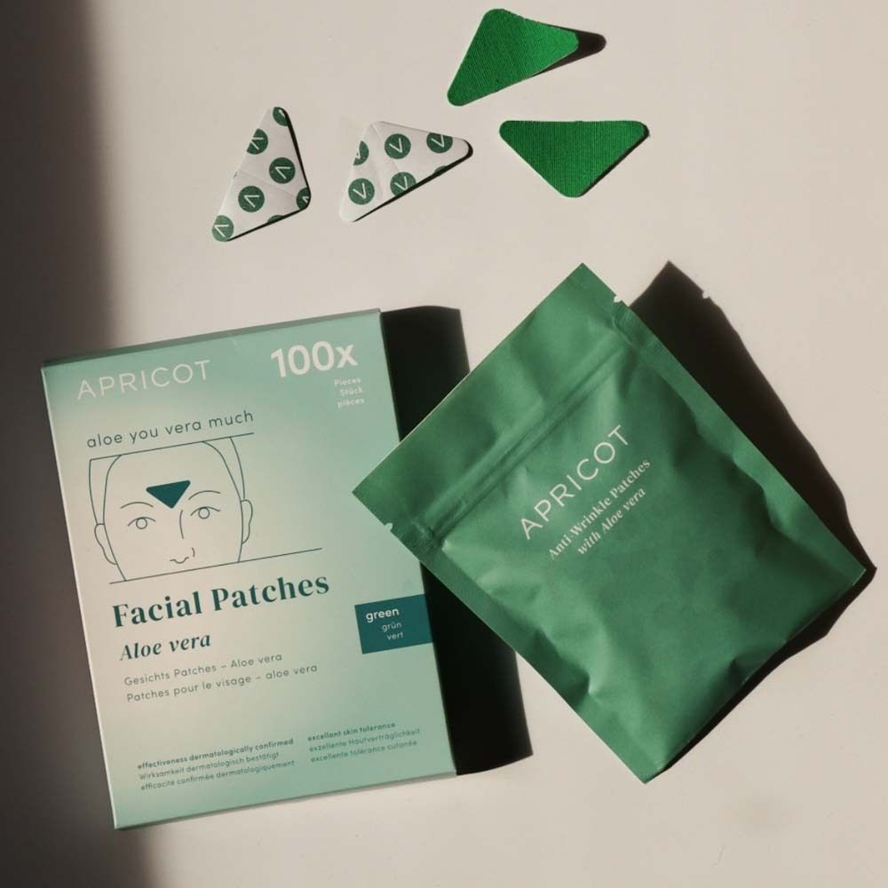 Verpackung, Beutel und Patches. Marke APRICOT. Text: Facial Patches Aloe vera. 100 Stück. Grüne Verpackung.