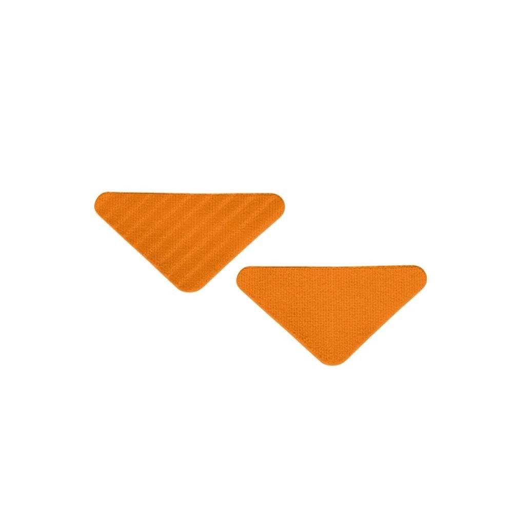 Zwei orangefarbene, dreieckige Gesichtspatches. Texturierte Oberfläche. Für die Gesichtspflege.