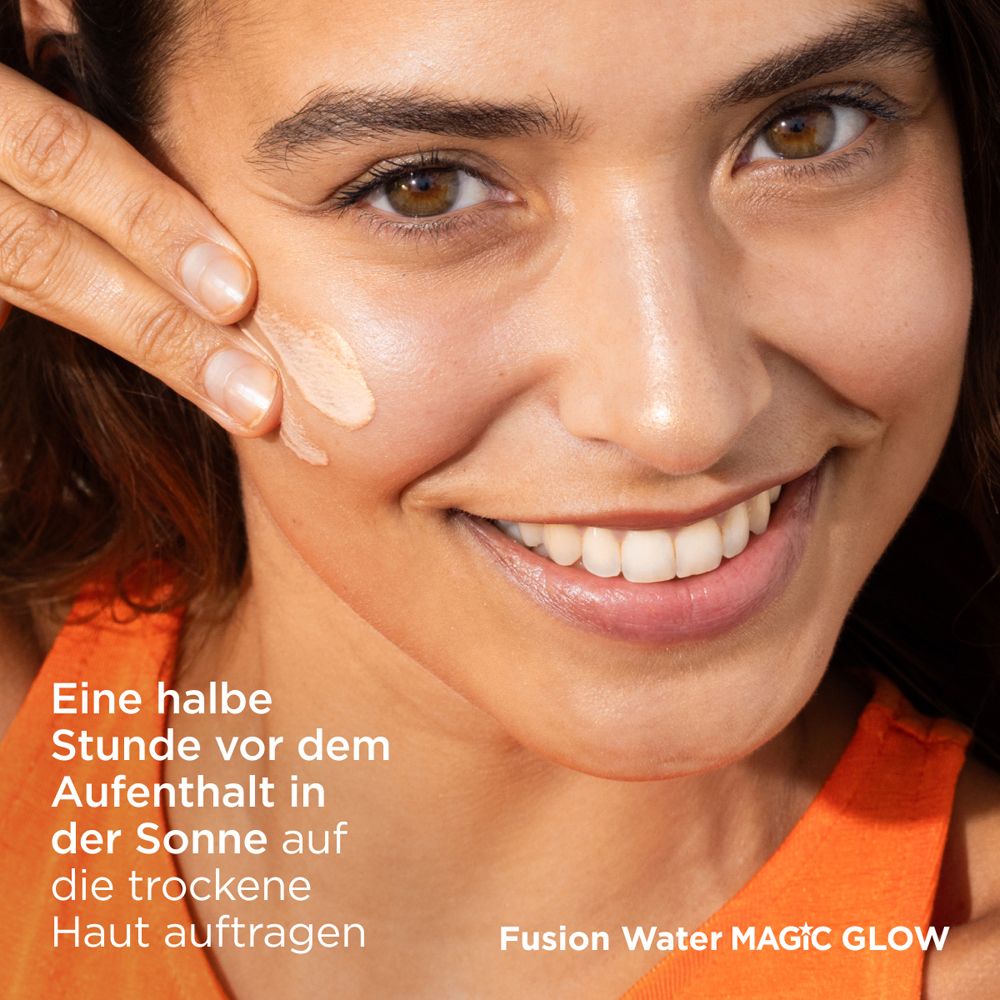 Frau trägt Sonnencreme auf. Anwendungshinweis: 30 Minuten vor Sonnenexposition.