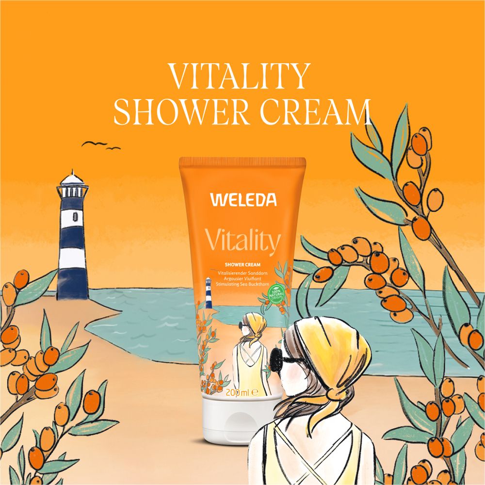 WELEDA Vitality Duschcreme Tube vor orangefarbenem Hintergrund. Illustration: Frau am Strand, Leuchtturm, Sanddorn.