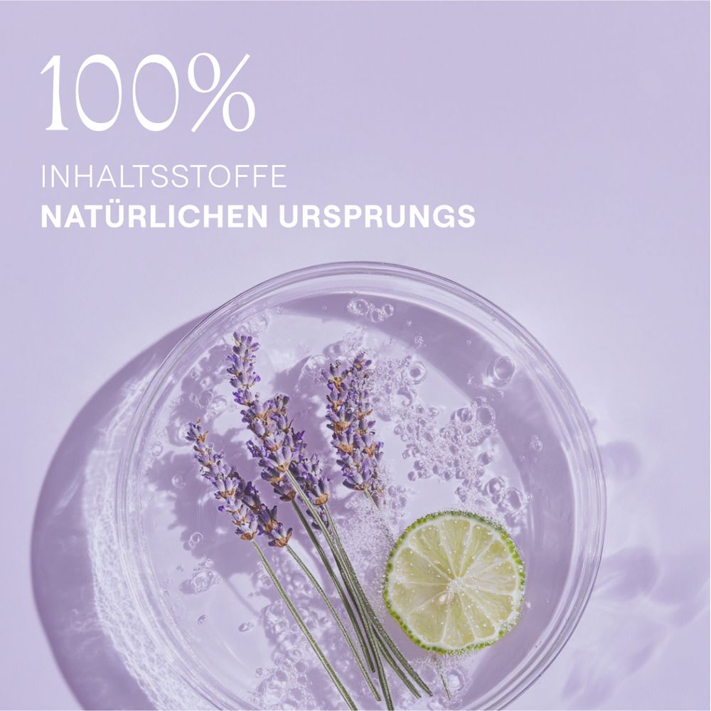 Schale mit Lavendelblüten und Limettenscheibe in Wasser. Text: 100% INHALTSSTOFFE NATÜRLICHEN URSPRUNGS.