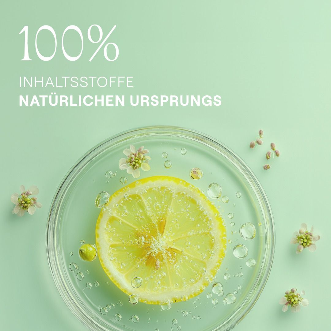 Petrischale mit Zitrone und Blüten. Text: "100% INHALTSSTOFFE NATÜRLICHEN URSPRUNGS". Mintgrüner Hintergrund.