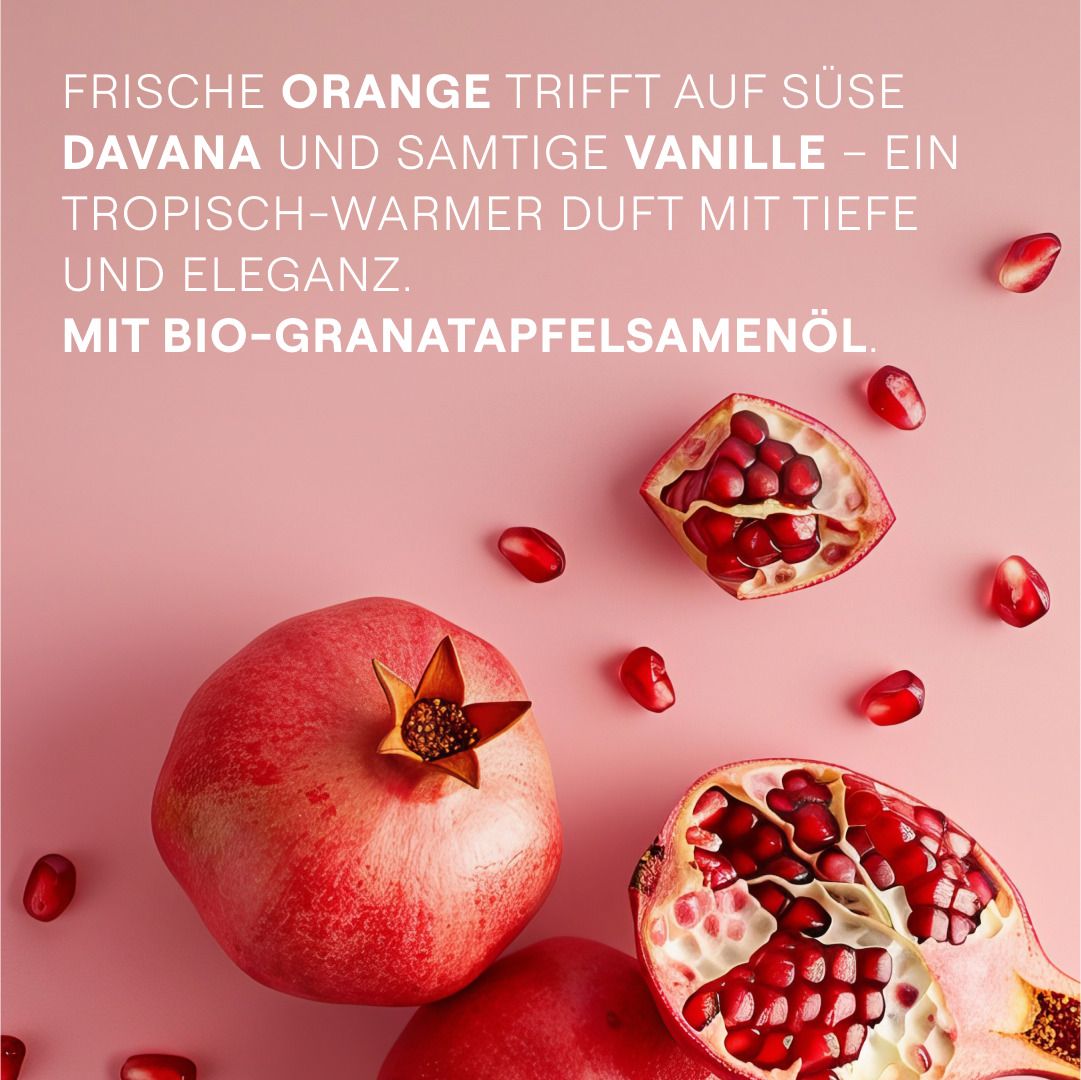 Granatäpfel auf rosa Hintergrund. Text: Frische Orange trifft auf süße Davana und Vanille. Mit Bio-Granatapfelsamenöl.