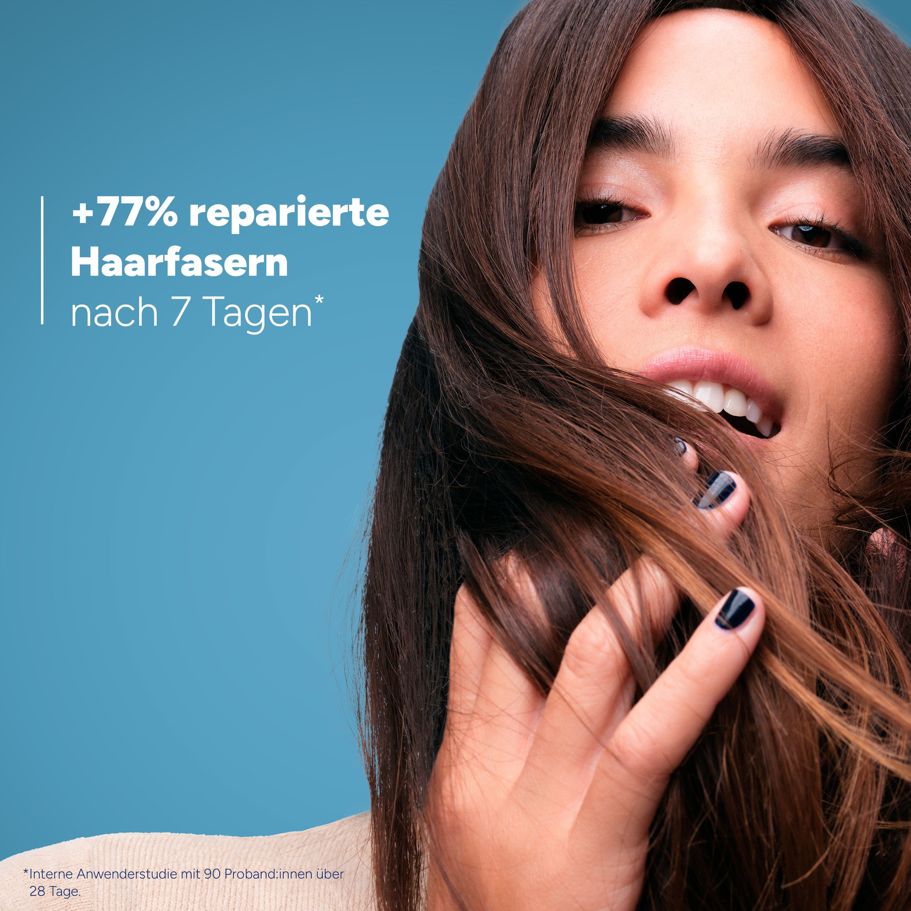 Frau mit Haaren. Text: +77% reparierte Haarfaser nach 7 Tagen.