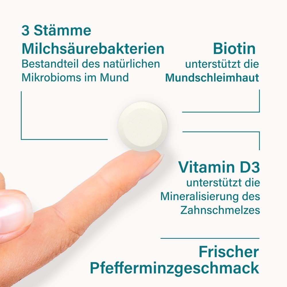 Hand hält Tablette. Text: 3 Stämme Milchsäurebakterien, Vitamin D3, Biotin, Pfefferminzgeschmack. Tablette.
