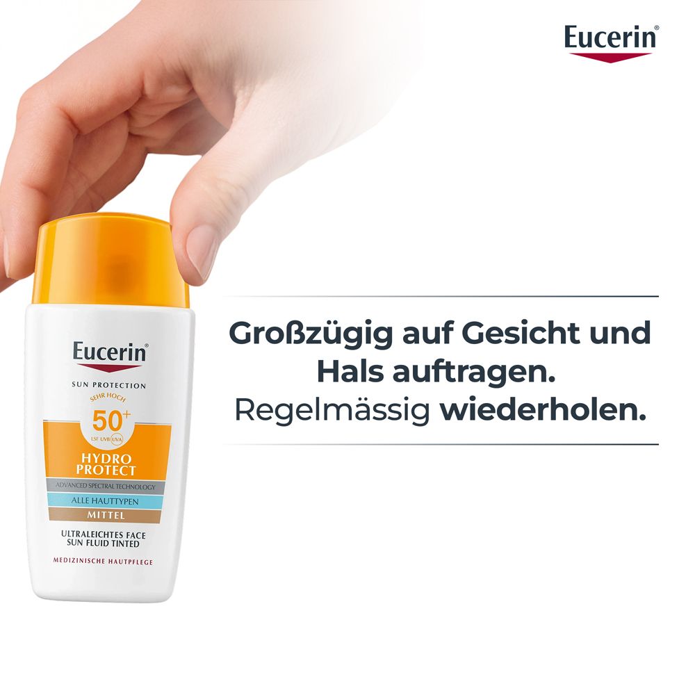 Hand hält Flasche getöntes Fluid. Text: Großzügig auf Gesicht und Hals auftragen. Regelmäßig wiederholen.