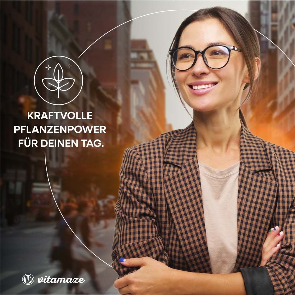 Frau mit Brille in der Stadt. Text: Kraftvolle Pflanzenpower für deinen Tag. Logo: vitamaze.
