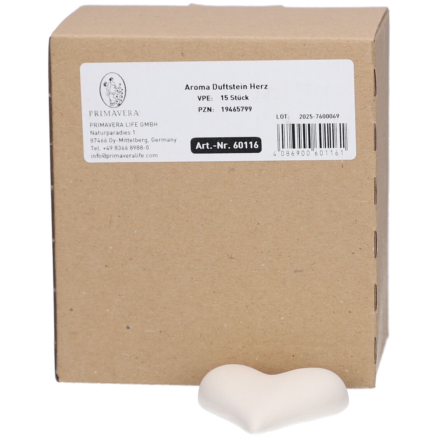 Cremefarbener Stein in Herzform. Abgerundete Form, glatte Oberfläche. Wellness-Produkt.