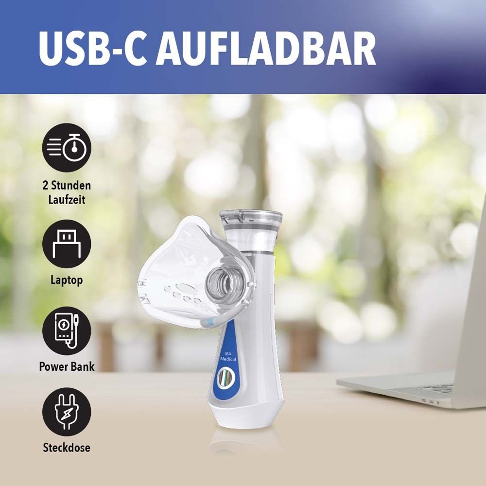 Inhalationsgerät neben Laptop. Text: USB-C aufladbar. Symbole für Laptop, Powerbank, Steckdose.