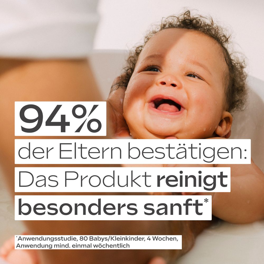Baby im Bad. Text: 94% der Eltern bestätigen: Das Produkt reinigt besonders sanft.