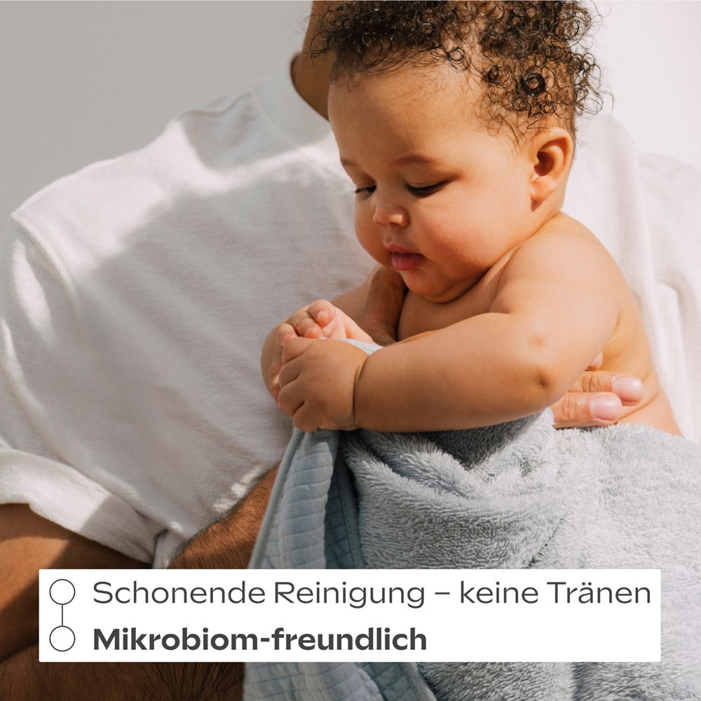 Baby wird abgetrocknet. Text: Schonende Reinigung - keine Tränen. Mikrobiom-freundlich.
