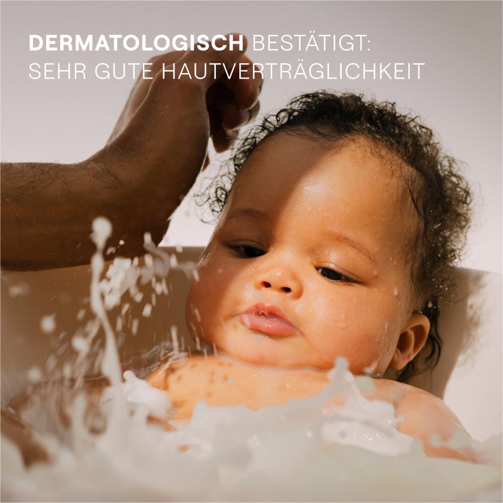 Baby im Bad. Text: Dermatologisch bestätigt: sehr gute Hautverträglichkeit.