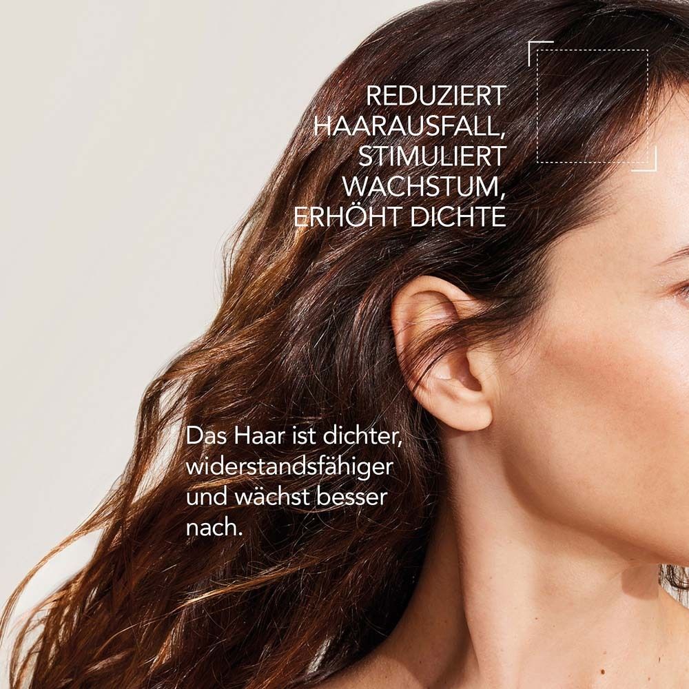 Frau mit langen, braunen Haaren. Text: Reduziert Haarausfall, stimuliert Wachstum, erhöht Dichte. Das Haar ist dichter.