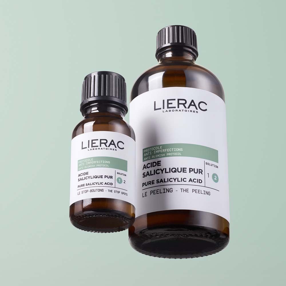 Zwei braune Glasflaschen mit schwarzen Deckeln. Etiketten mit LIERAC-Logo und Produktinformationen.