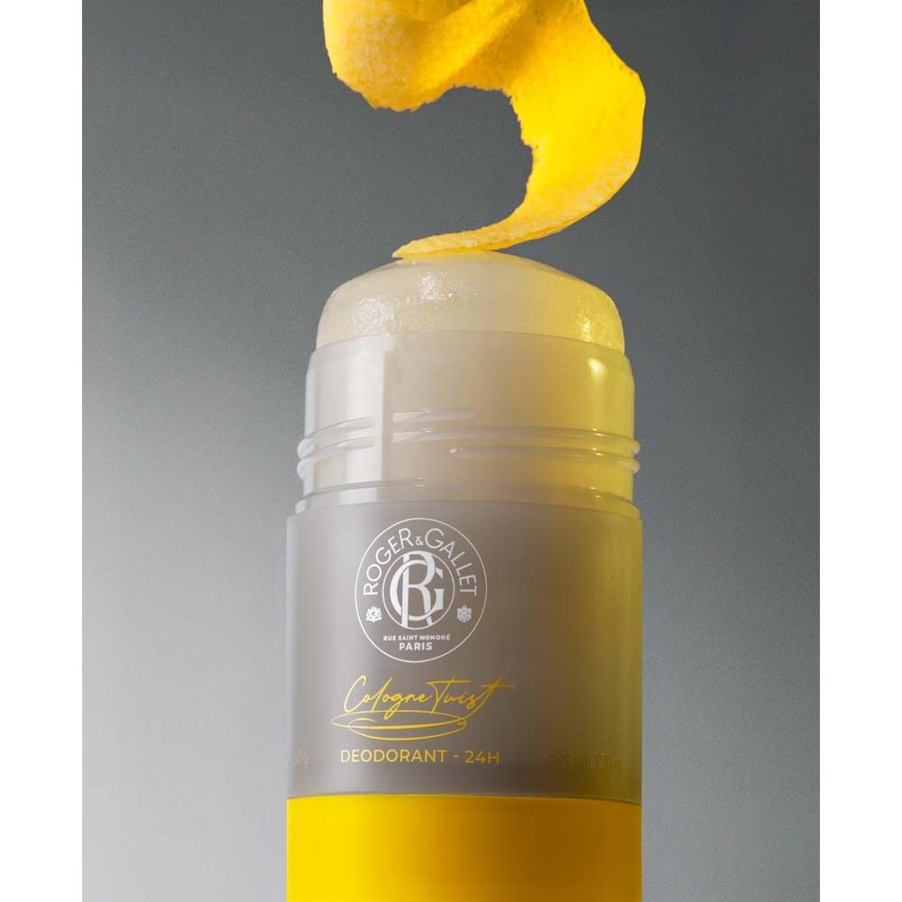 Deodorant-Stick mit gelber Basis und grauem Deckel. Gelbe Zitrone-Schale über dem Produkt.
