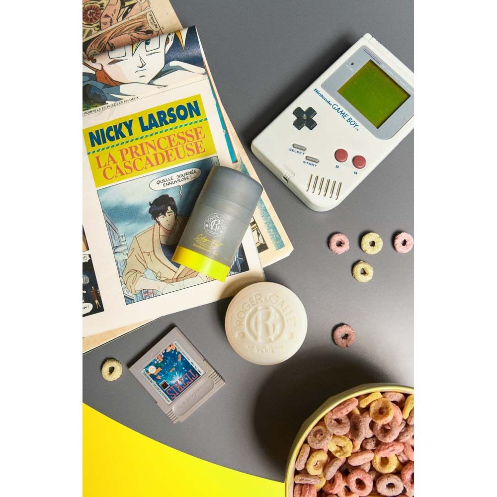 Deodorant-Stick, Comic, Gameboy, Seife und Cerealien auf grauem Untergrund. Gelber Hintergrund.