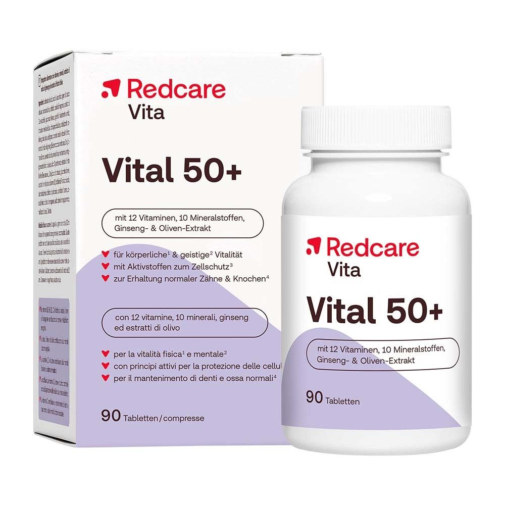 Weiße Flasche mit Tabletten. Aufschrift: Redcare Vita Vital 50+. Enthält 90 Tabletten. Mit 12 Vitaminen, 10 Mineralstoffen, Ginseng- & Oliven-Extrakt.