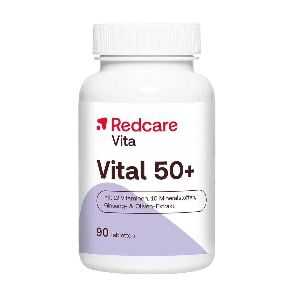 Weiße Flasche mit Tabletten. Aufschrift: Redcare Vita Vital 50+. Enthält 90 Tabletten. Mit 12 Vitaminen, 10 Mineralstoffen, Ginseng- & Oliven-Extrakt.