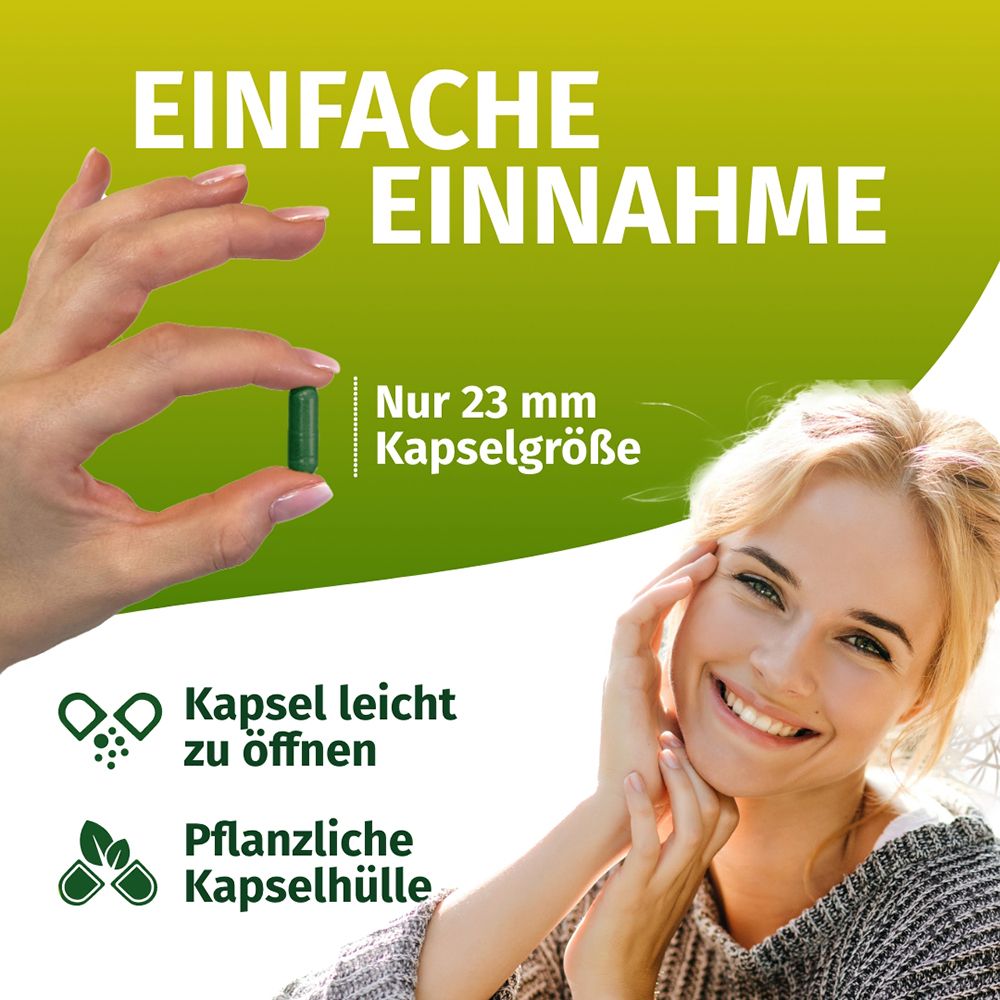 Hand hält eine grüne Kapsel (23 mm). Frau lächelt. Pflanzliche Kapselhülle, leicht zu öffnen.