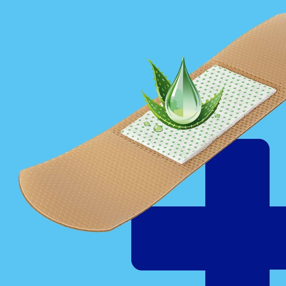 Pflaster mit Aloe Vera und Tropfen. Beige Pflaster mit grünem Wundkissen. Auf blauem Hintergrund.