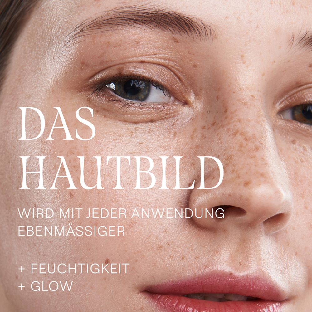 Nahaufnahme eines Gesichts mit Text: DAS HAUTBILD wird mit jeder Anwendung ebenmäßiger + Feuchtigkeit + Glow.