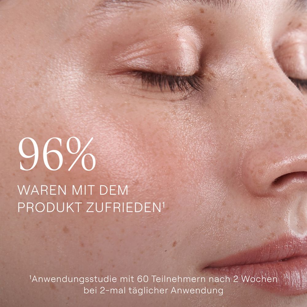 Nahaufnahme eines Gesichts. Text: 96% waren mit dem Produkt zufrieden. Anwendungsstudie mit 60 Teilnehmern.