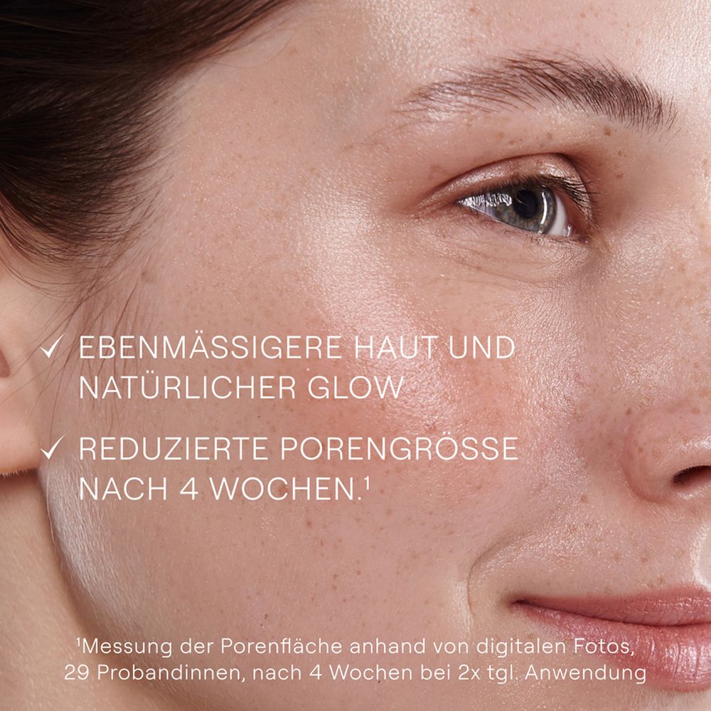 Nahaufnahme eines Gesichts. Text: Ebenmäßigere Haut und natürlicher Glow. Reduzierte Porengröße nach 4 Wochen.