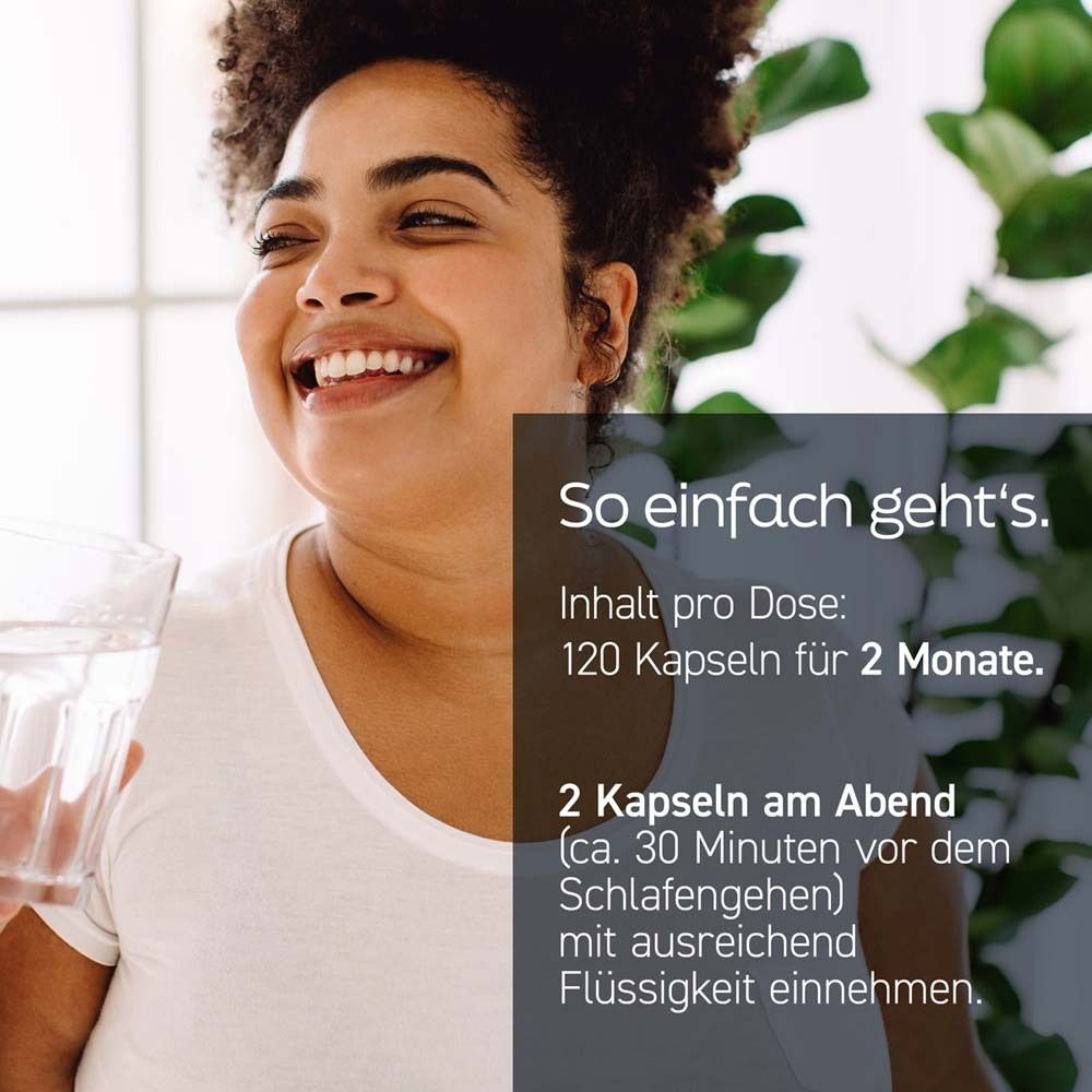 Frau mit Glas Wasser. Text: 120 Kapseln für 2 Monate. Einnahme: 2 Kapseln am Abend.