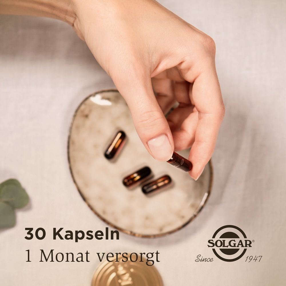 Kapseln auf einem Teller. 30 Kapseln, 1 Monat Versorgung. Solgar Logo. Braune Kapseln.