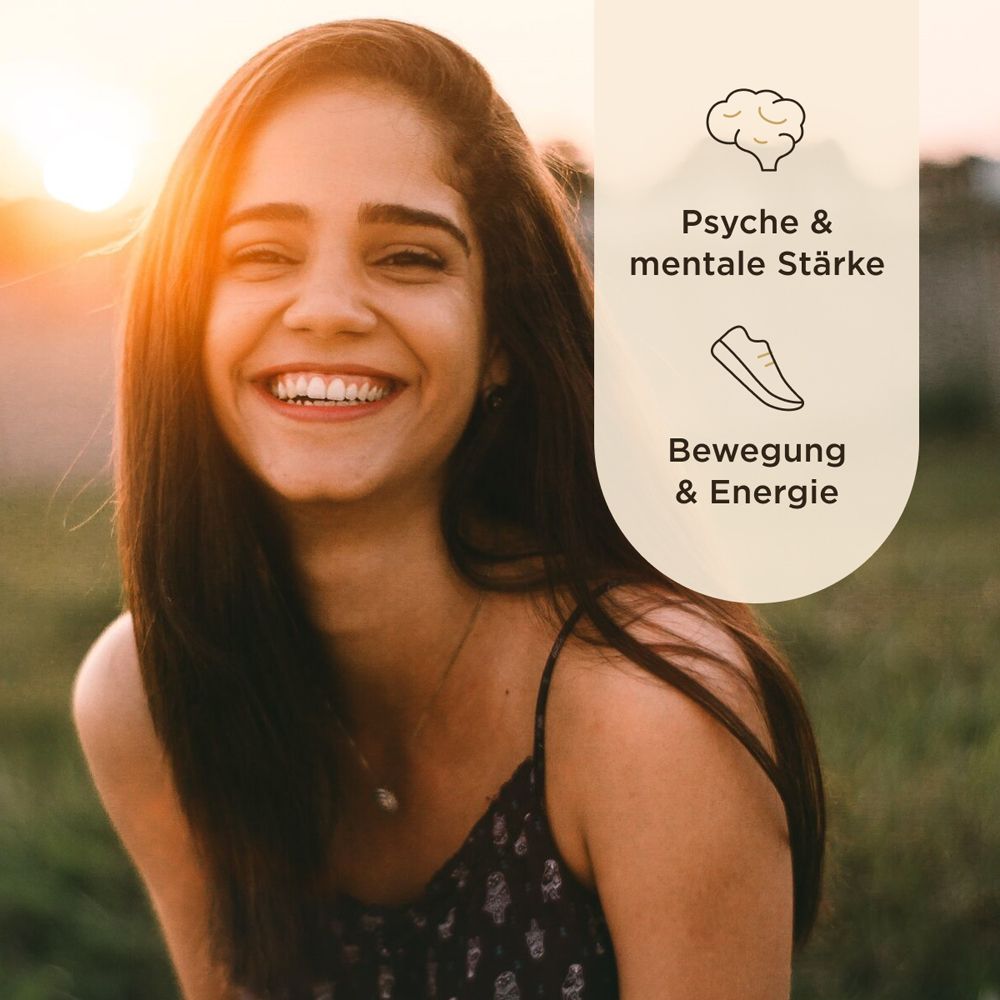 Lächelnde Frau. Text: Psyche & mentale Stärke, Bewegung & Energie. Hintergrund: Sonnenlicht.