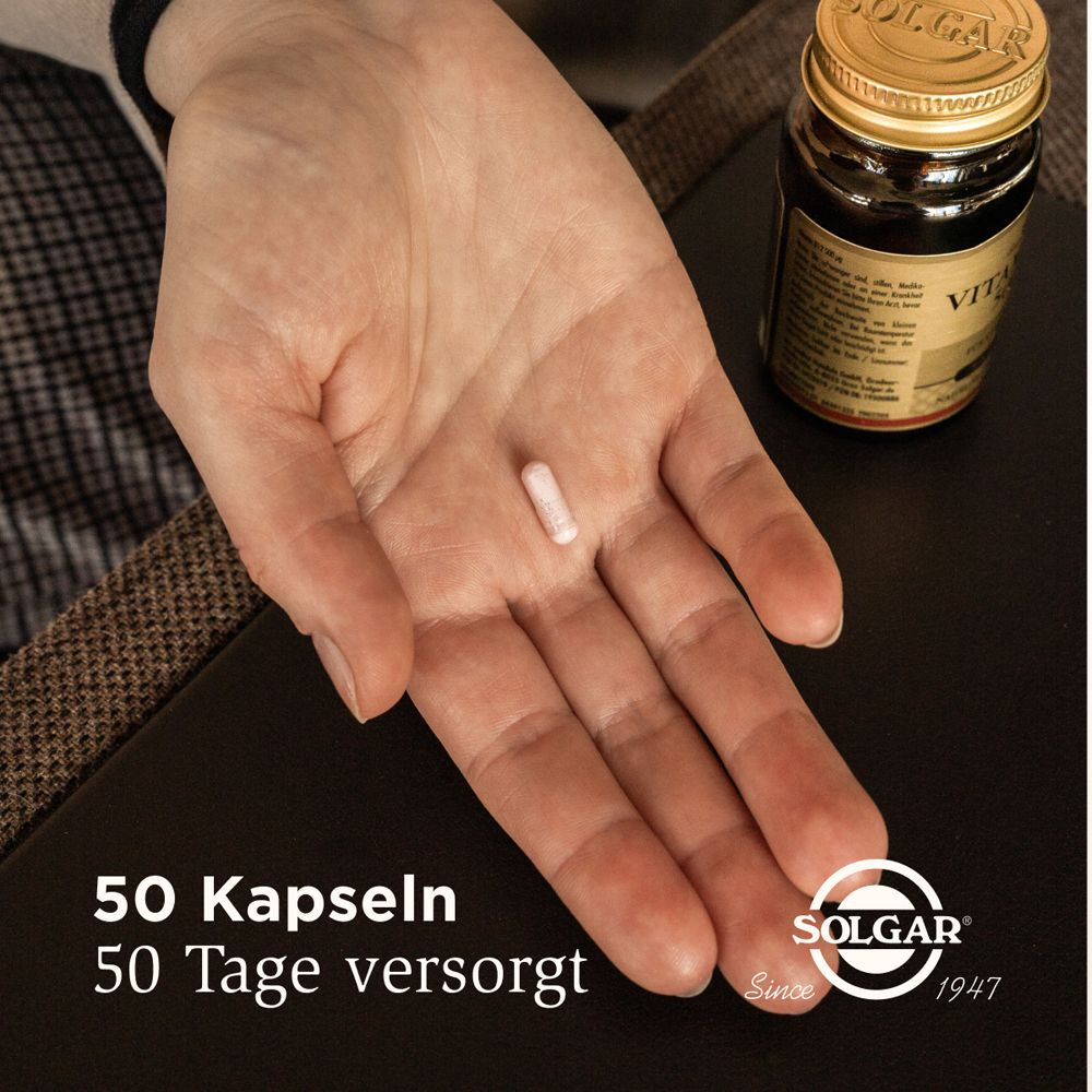 Hand mit einer Kapsel. Daneben eine Flasche Solgar Vitamin B12. Text: 50 Kapseln, 50 Tage versorgt.