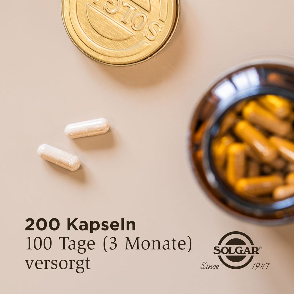 Zwei Kapseln neben einer Flasche. Text: 200 Kapseln, 100 Tage, Solgar.