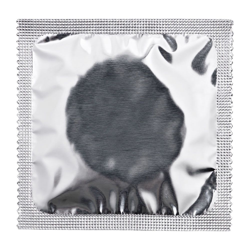 Einzeln verpacktes Kondom von Redcare, silberne Folie.