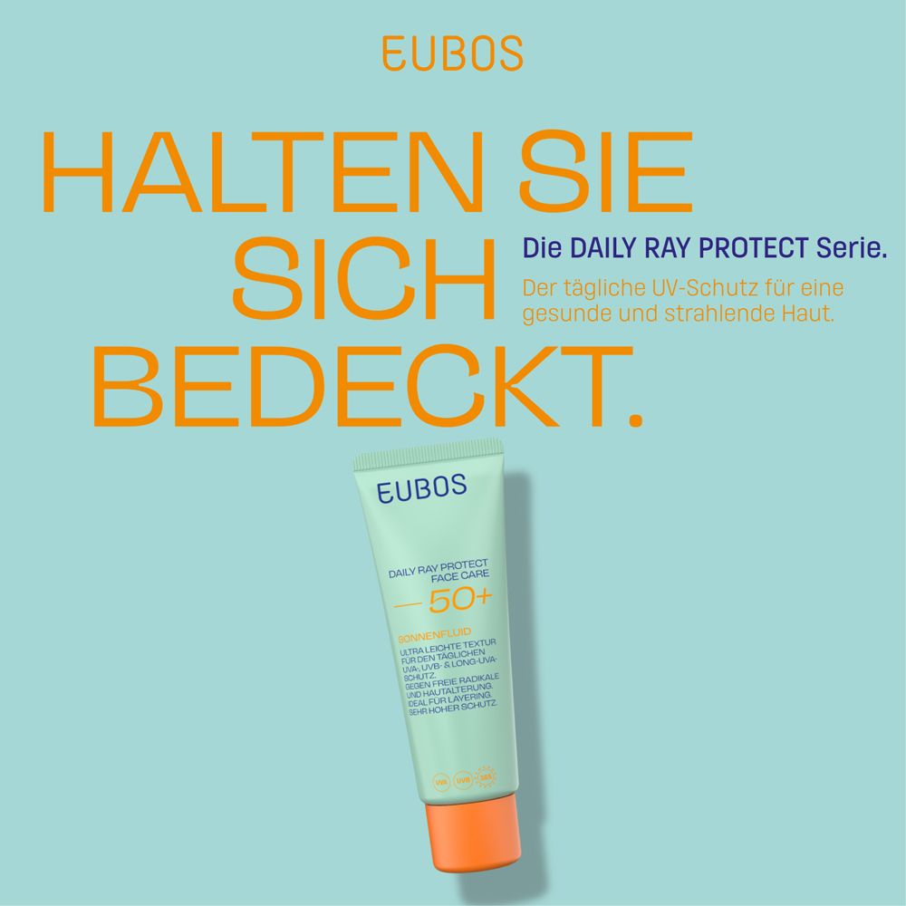 Hellblauer Hintergrund mit Text: Halten Sie sich bedeckt. Die Daily Ray Protect Serie. Sonnenfluid-Tube.